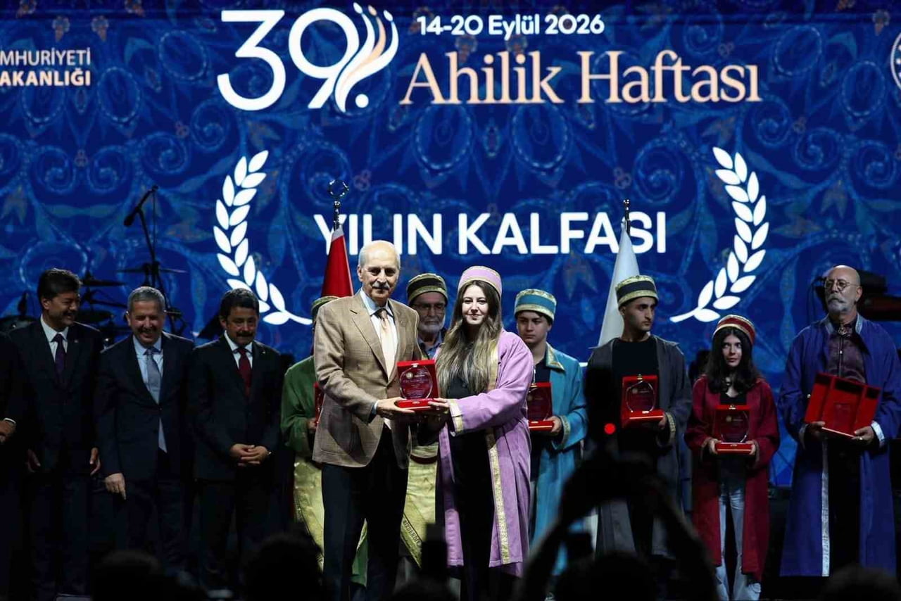 BALIKESİR’DE 3,5 YILDIR BABASININ YANINDA OTO BOYA SEKTÖRÜNDE ÇALIŞAN NİSANUR ESER, KENTİN İLK...