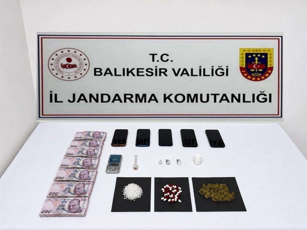 BALIKESİR’DE JANDARMA EKİPLERİNİN 6 İLÇEDE GERÇEKLEŞTİRDİĞİ UYUŞTURUCU OPERASYONLARINDA 21 ŞÜPHELİ...