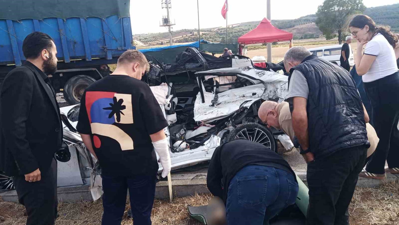 BALIKESİR’İN BANDIRMA İLÇESİNDE KONTROLDEN ÇIKAN OTOMOBİLİN KARŞI YÖNDEN GELEN KAMYONUN ALTINA...