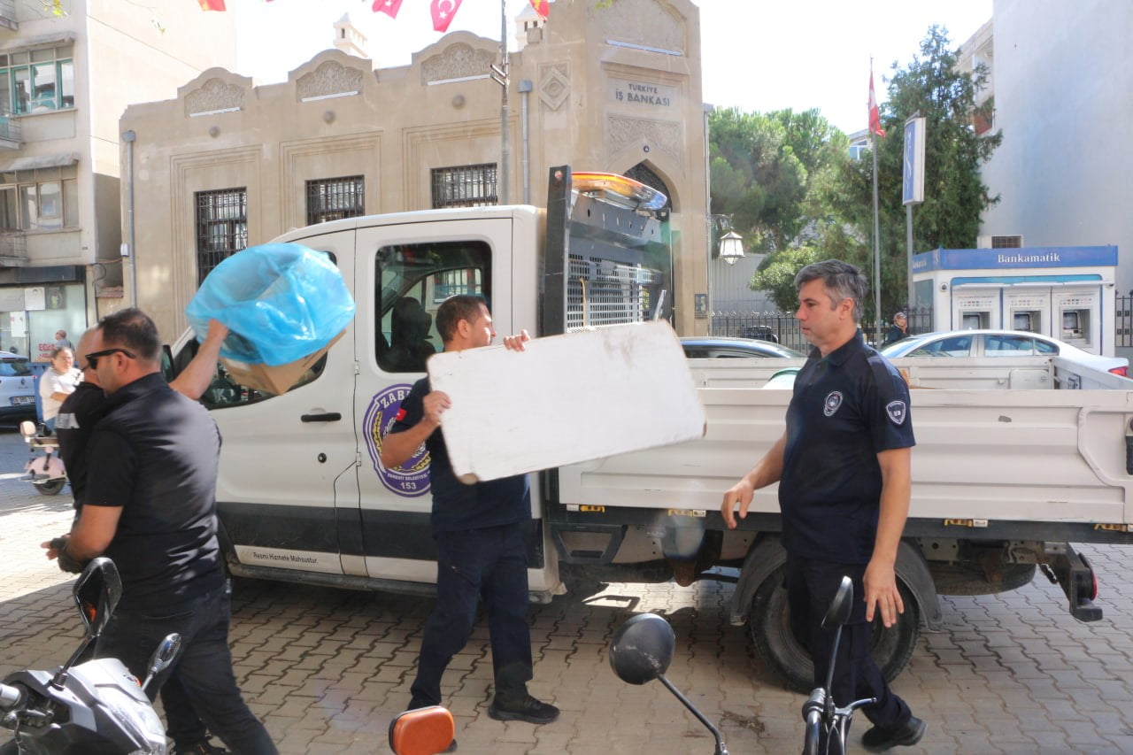 BALIKESİR’İN EDREMİT İLÇESİNDE ZABITA EKİPLERİ, VATANDAŞLARIN ORTAK KULLANIM ALANLARINDA YAŞANAN...