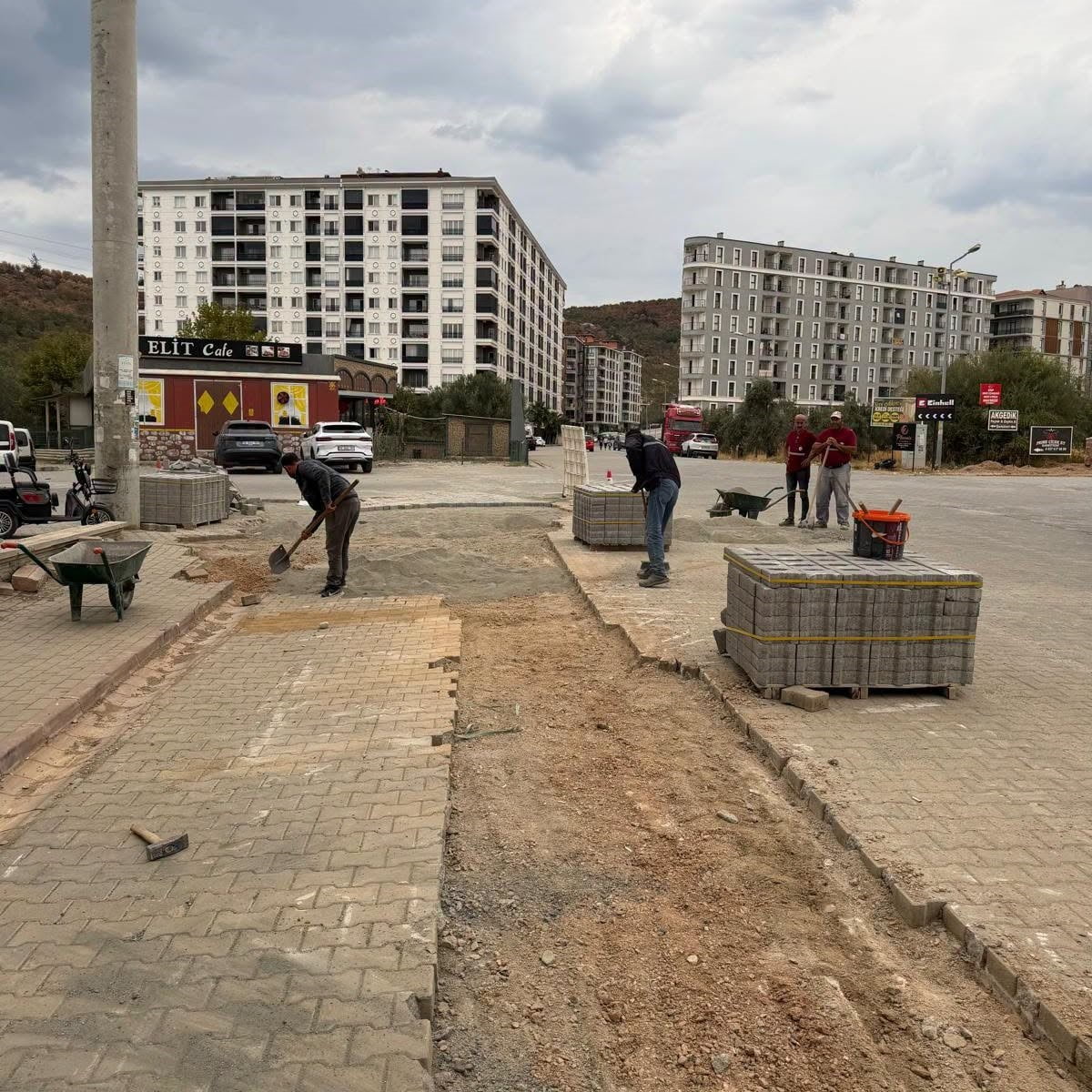 BALIKESİR’İN EDREMİT İLÇESİNE BAĞLI KADIKÖY MAHALLESİ 20140. SOKAK’TA YOL TAMİRAT ÇALIŞMALARI...