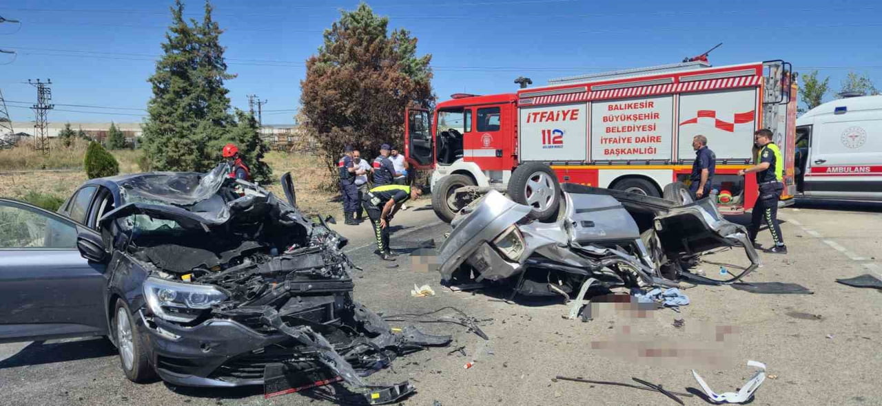BALIKESİR’İN SUSURLUK İLÇESİNDE İKİ OTOMOBİLİN ÇARPIŞMASI SONUCU MEYDANA GELEN TRAFİK KAZASINDA 1...