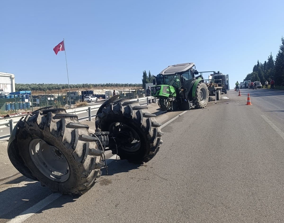 BANDIRMA'DA KAMYON TRAKTÖRE ÇARPTI: ARAÇTA SIKIŞAN SÜRÜCÜ HASTANEYE KALDIRILDI