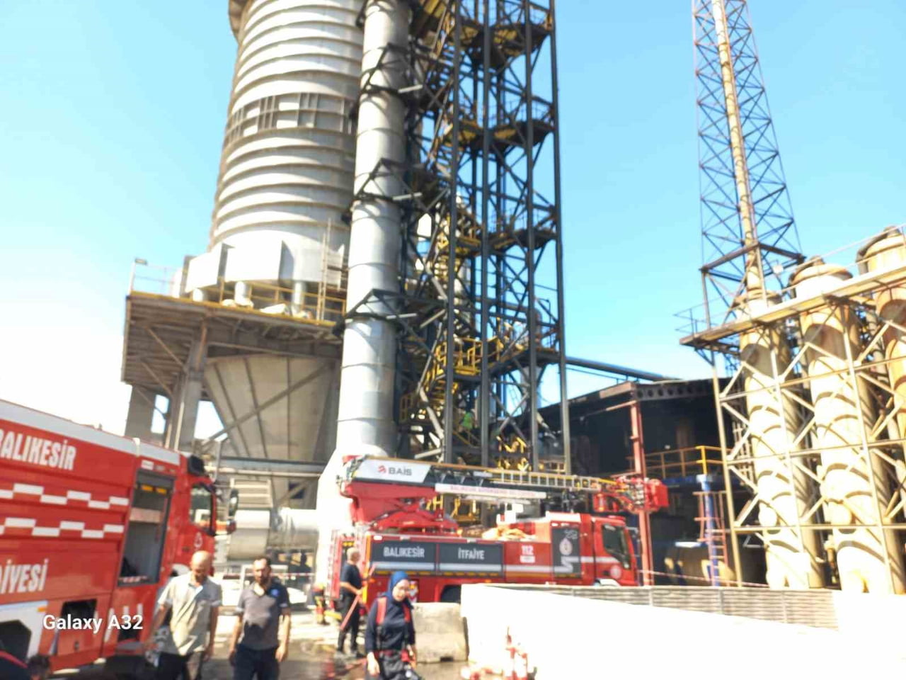 BANDIRMA’DA İŞ YERİ DEPOSUNUN ÇATISINDA YANGIN