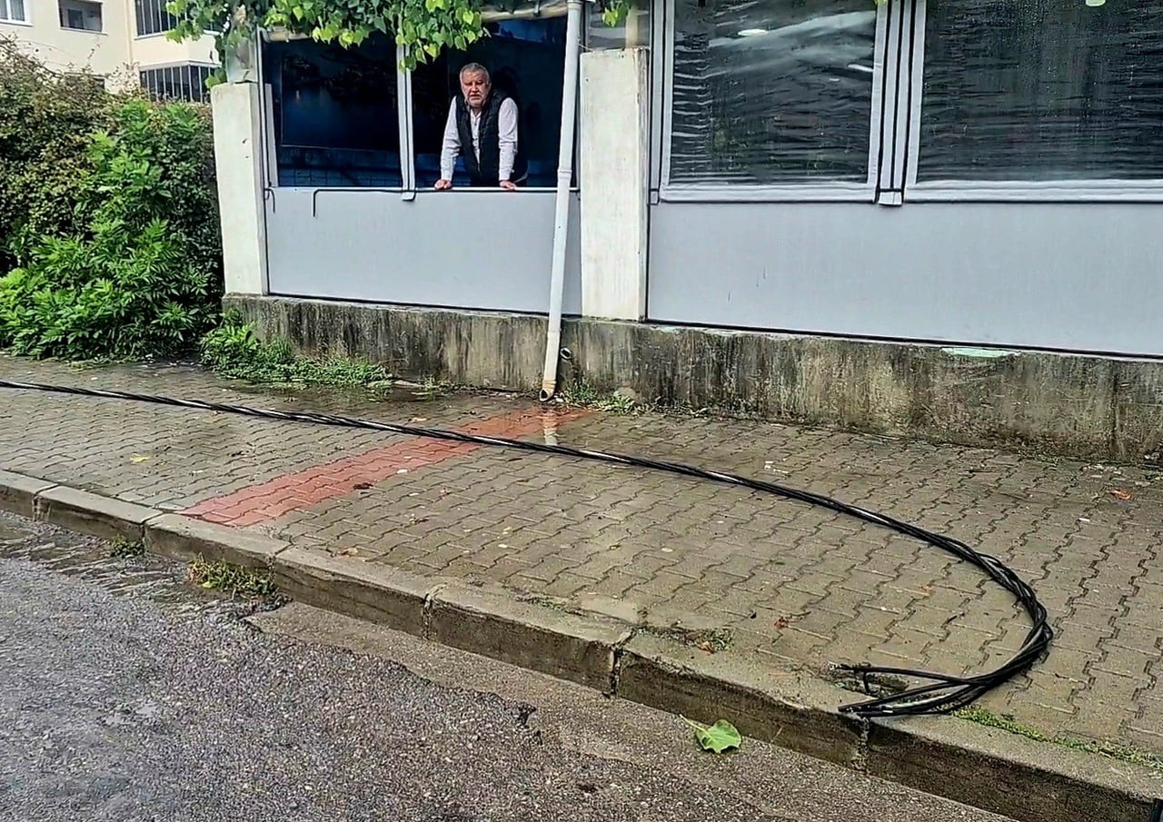 BARTIN'DA FIRTINA NEDENİYLE ENERJİ NAKİL KABLOLARI KOPTU.