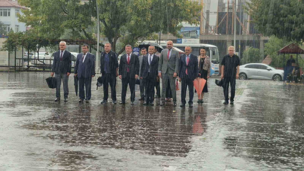 BARTIN'DA İLKÖĞRETİM HAFTASI KUTLAMALARI ŞİDDETLİ YAĞIŞA RAĞMEN START ALDI. ALANA GETİRİLEN...