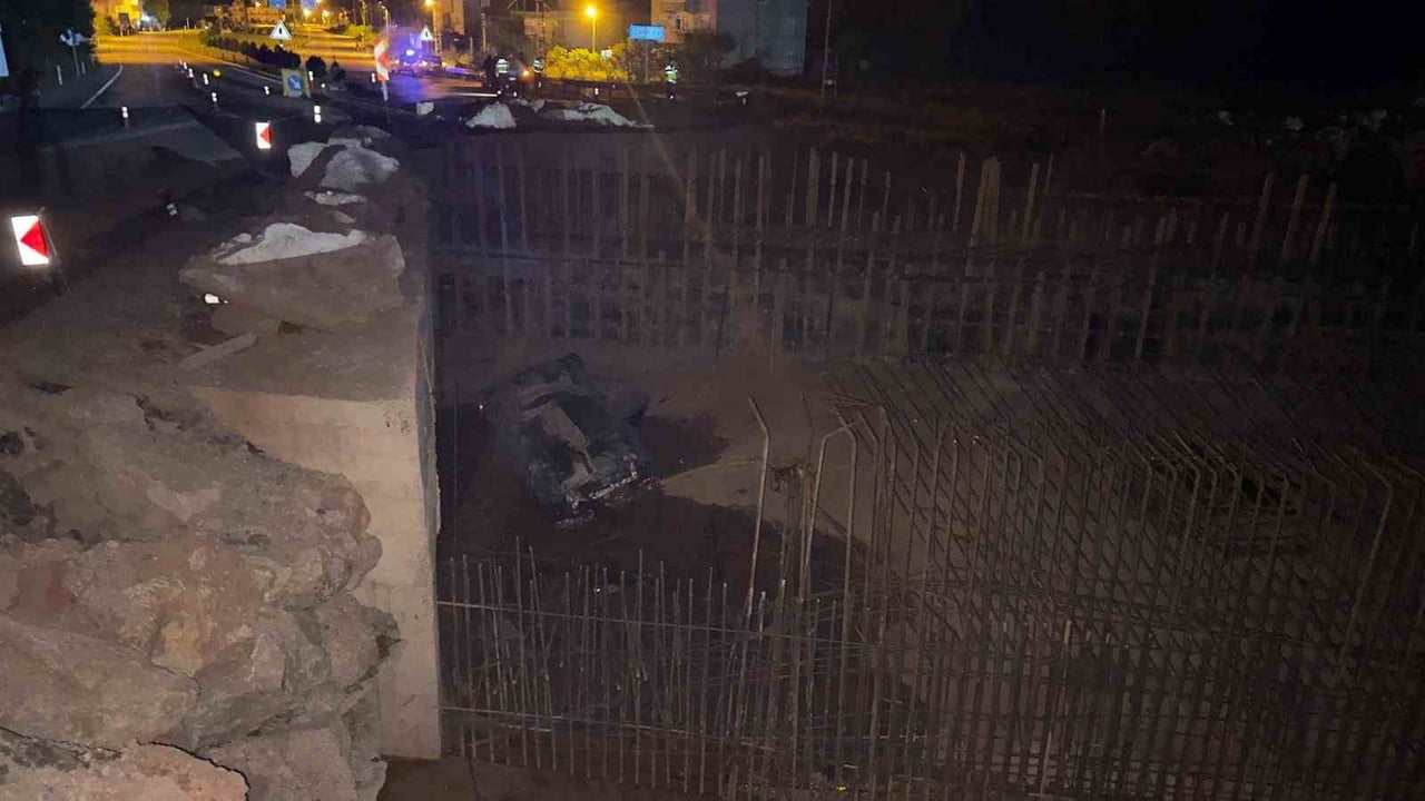 BARTIN'DA KONTROLDEN ÇIKAN OTOMOBİL, YAKLAŞIK 5 METRE YÜKSEKLİKTEN KARAYOLUNA YAPIMI SÜREN ALT...