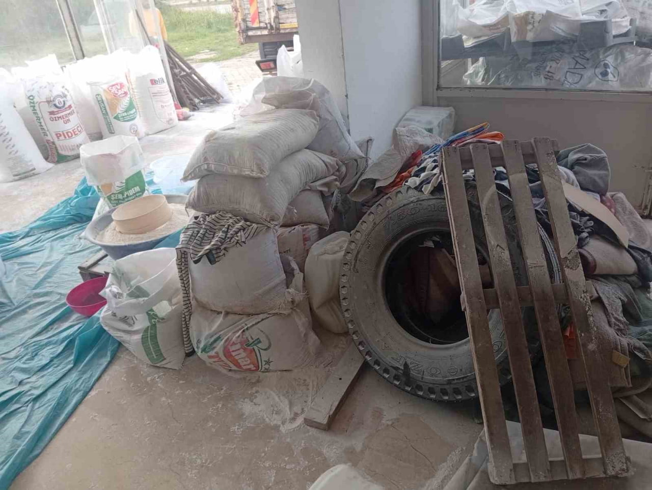 BARTIN'DA ZABITA EKİPLERİ BİR İŞ YERİNE YAPTIĞI DENETİMDE YAKLAŞIK 7.5 TON BÖCEKLENMİŞ VE TARİHİ...