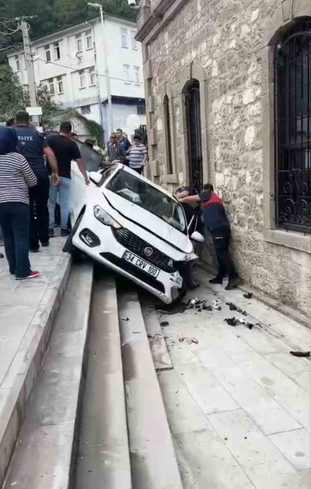 BARTIN'IN AMASRA İLÇESİNDE YAŞANAN KAZA SONRASI KONTROLDEN ÇIKAN OTOMOBİL MÜZENİN ÖNÜNDEKİ...