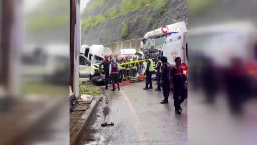 Bartın-Karabük yolunda tır ile minibüs çarpıştı: 1 ölü, 11 yaralı
