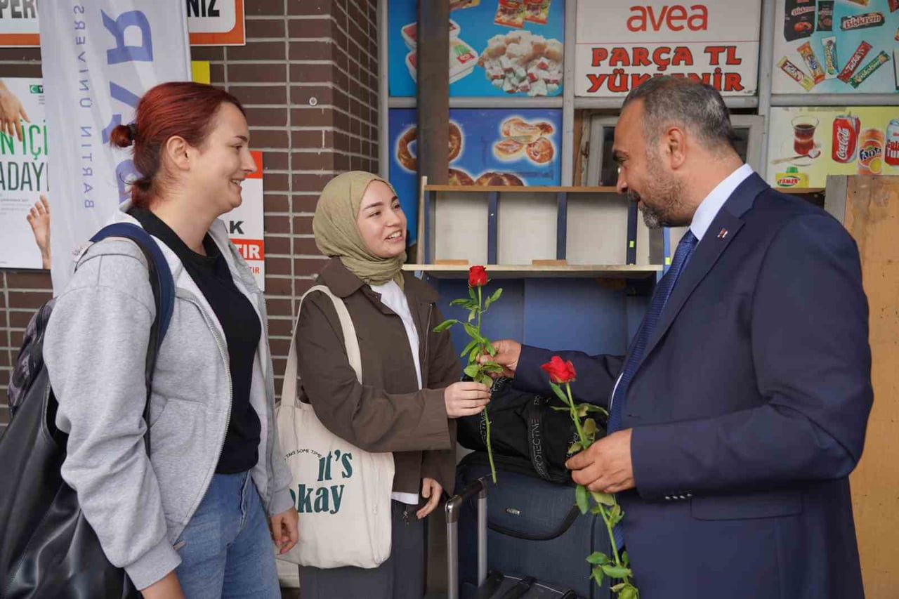 BARTIN ÜNİVERSİTESİ (BARÜ) REKTÖRÜ PROF. DR. AHMET AKKAYA BU YIL DA OKULA YENİ KAYDOLAN...