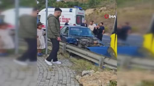 Başakşehir'de İETT otobüsüyle otomobil çarpıştı: 3 kişi yaralandı