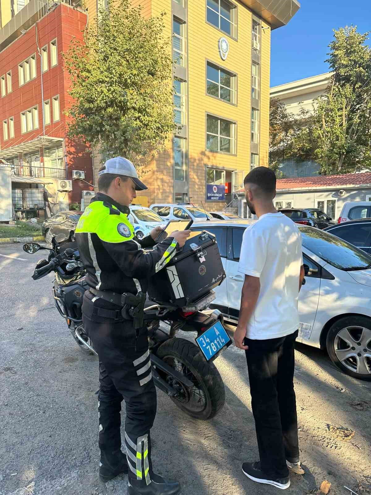 BAŞAKŞEHİR'DE KİRALIK OTOMOBİLLE DRİFT ATTIĞI ANLARI VİDEO KAYDINA ALIP ARKADAŞ GRUBUNA ATAN ŞAHIS...