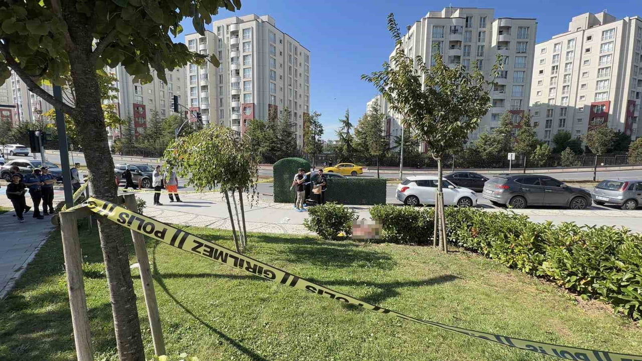 BAŞAKŞEHİR'DE PARKTA İKİ GRUP ARASINDA ÇIKAN SİLAHLI KAVGADA 2 KİŞİ YARALANDI. KAVGA ANLARI CEP...