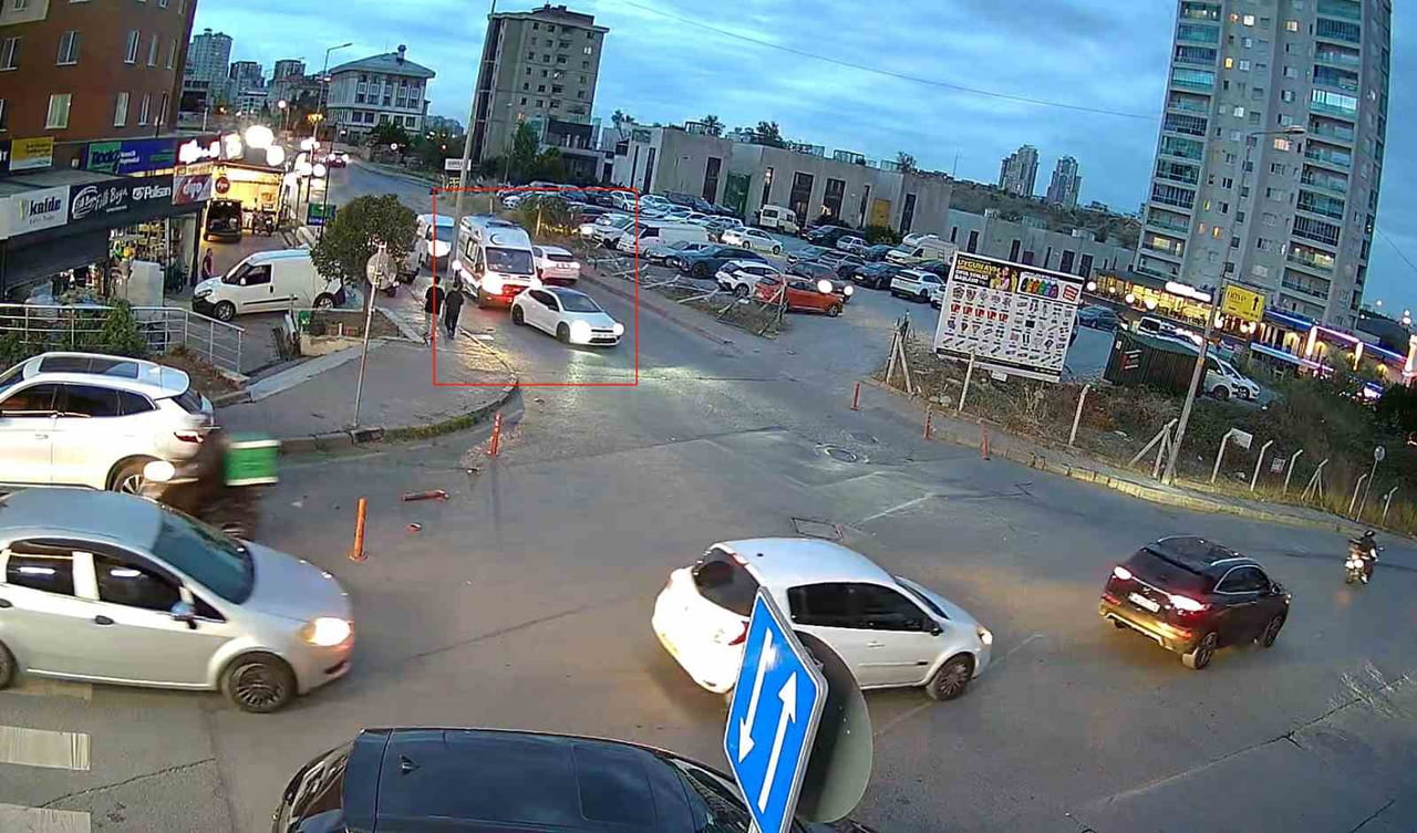 BAŞAKŞEHİR’DE AMBULANSA YOL VERMEYEN ŞAHISİ,  ARACINDAN İNEREK AMBULANS ŞOFÖRÜNÜN ÜZERİNE...