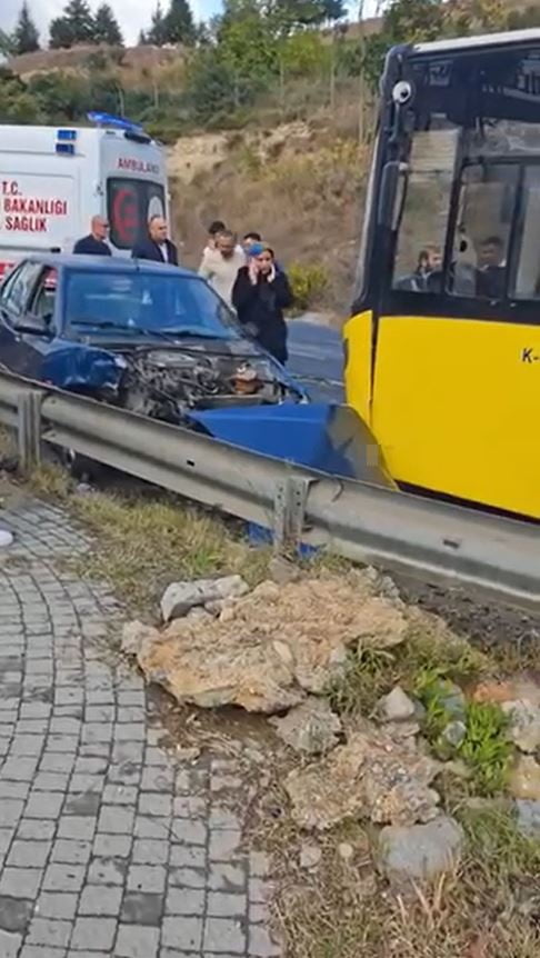 BAŞAKŞEHİR’DE İETT OTOBÜSÜYLE ÇARPIŞAN OTOMOBİL BARİYERLERE ÇARPTI. KAZADA OTOMOBİLDEKİ 3 KİŞİ...