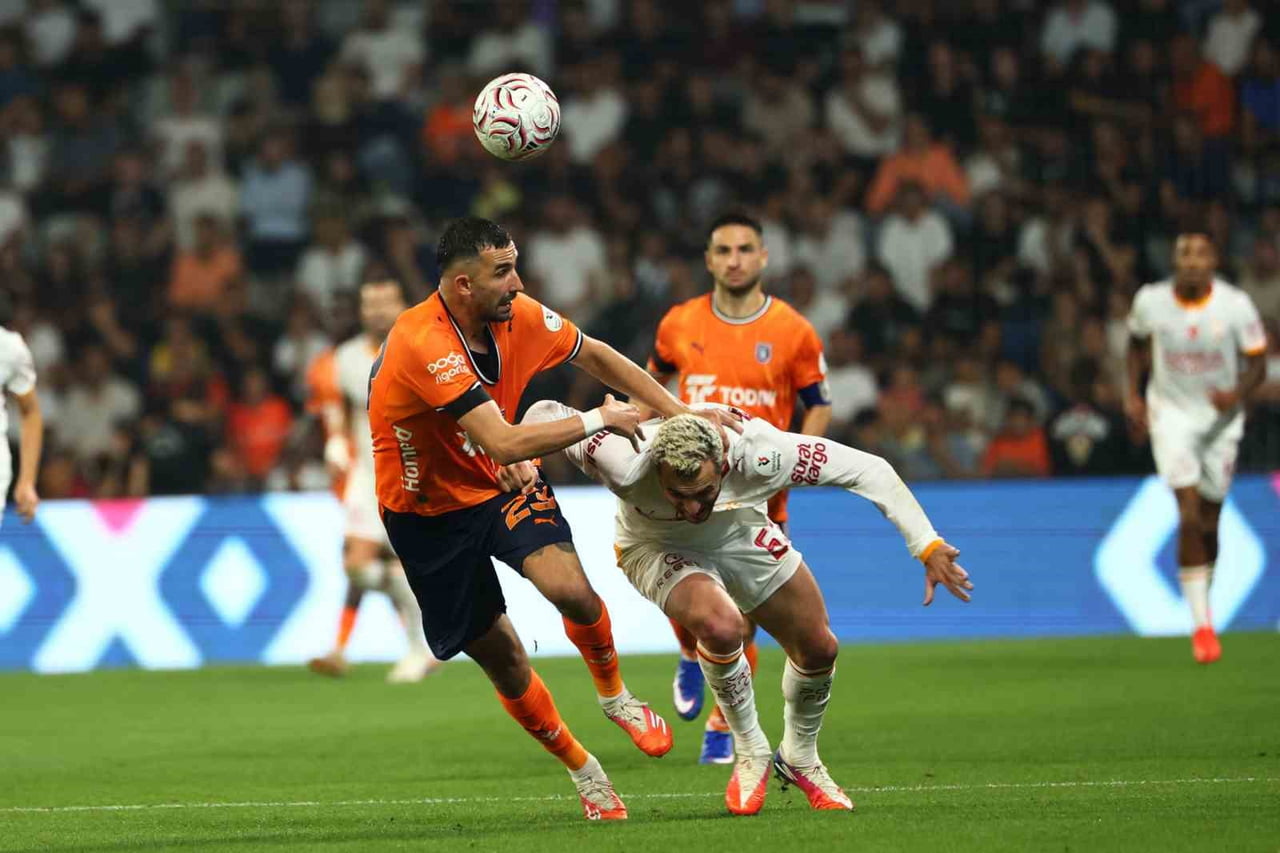 BAŞAKŞEHİR, KONUK ETTİĞİ GALATASARAY’A 3-2 MAĞLUP OLURKEN, SAHASINDA SARI-KIRMIZILI TAKIMA KARŞI...
