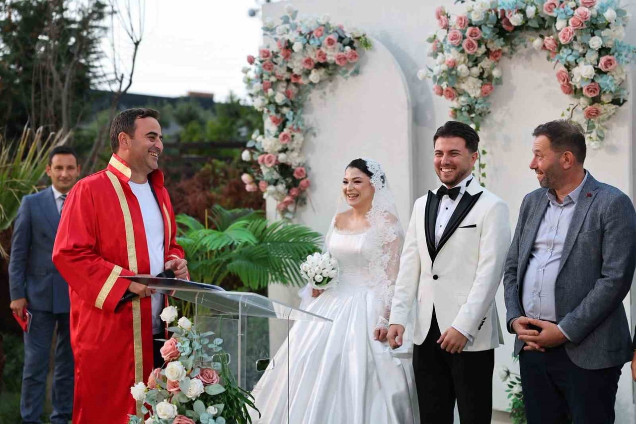 BAŞİSKELE BELEDİYE BAŞKANI YASİN ÖZLÜ, İLÇENİN FARKLI NOKTALARINDA VATANDAŞLARLA BİR ARAYA GELEREK...