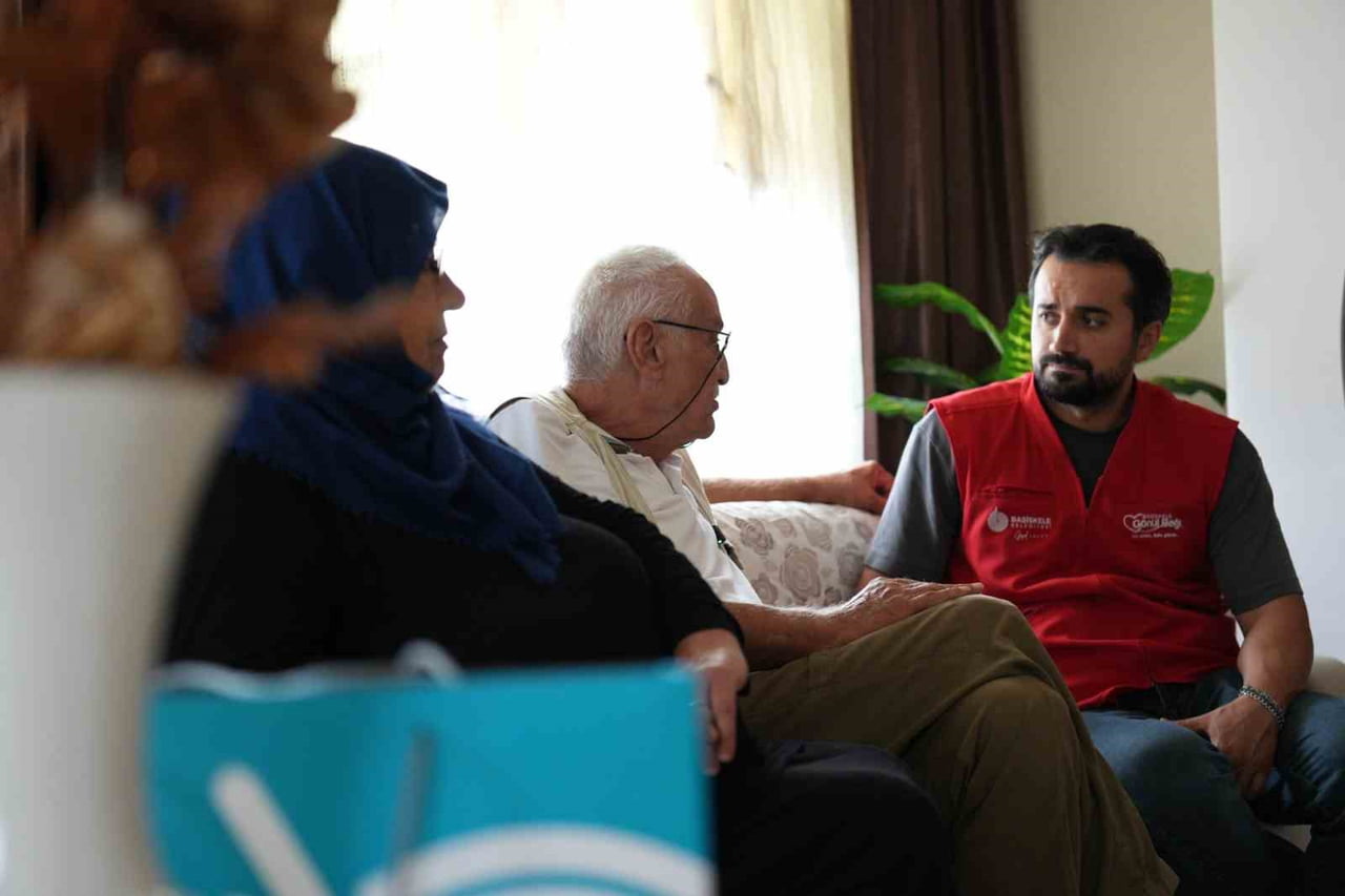BAŞİSKELE’DE GÖNÜL BAĞI EKİPLERİ, KIBRIS GAZİLERİNİ EVLERİNDE ZİYARET EDEREK MİNNET VE VEFA...