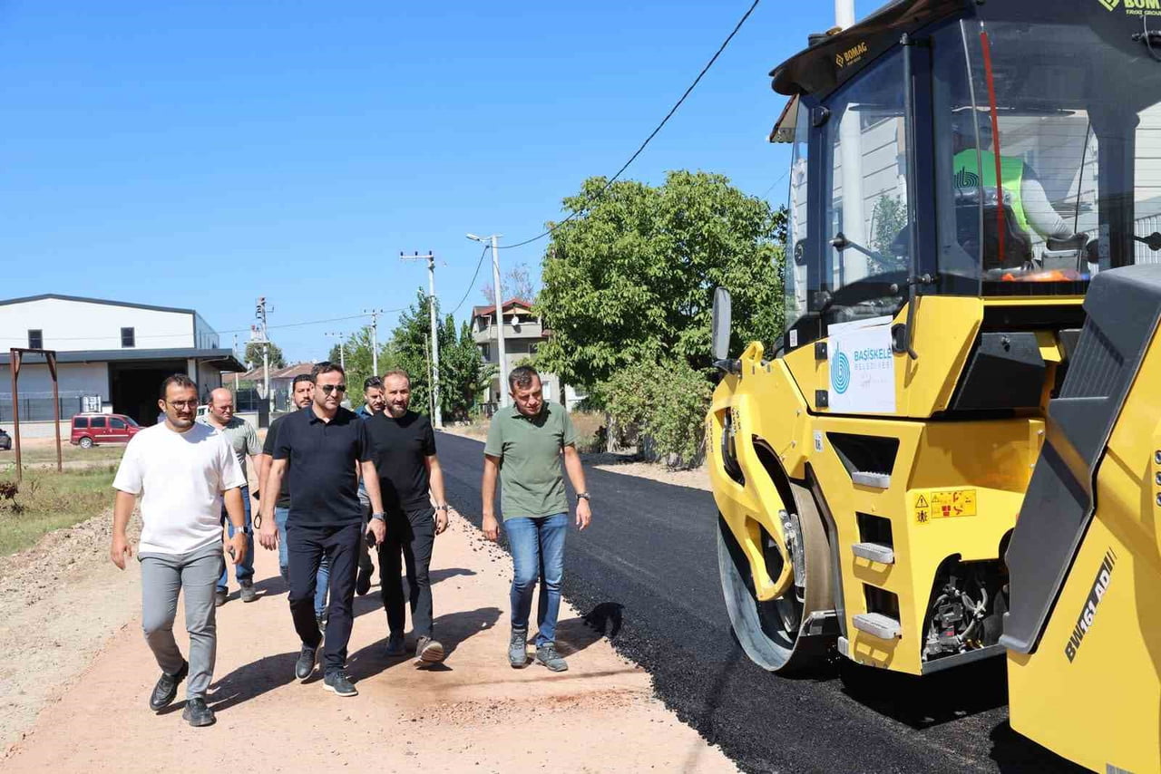 BAŞİSKELE’DE ÜÇ MAHALLEDE YÜRÜTÜLEN ÜSTYAPI ÇALIŞMALARI HIZ KAZANIRKEN, BELEDİYE BAŞKANI YASİN...
