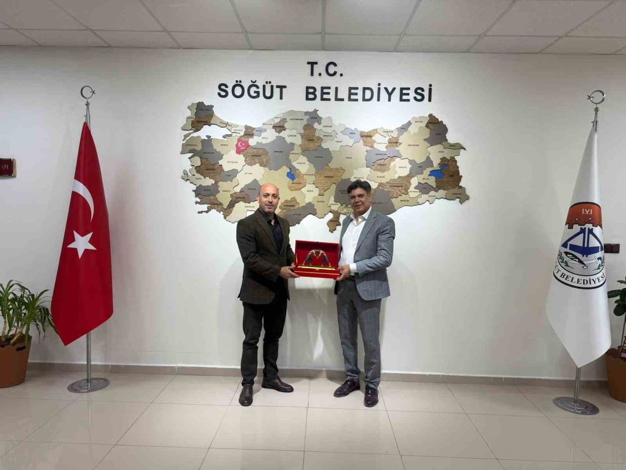 BAŞKAN DURGUT'A ANLAMLI HEDİYE