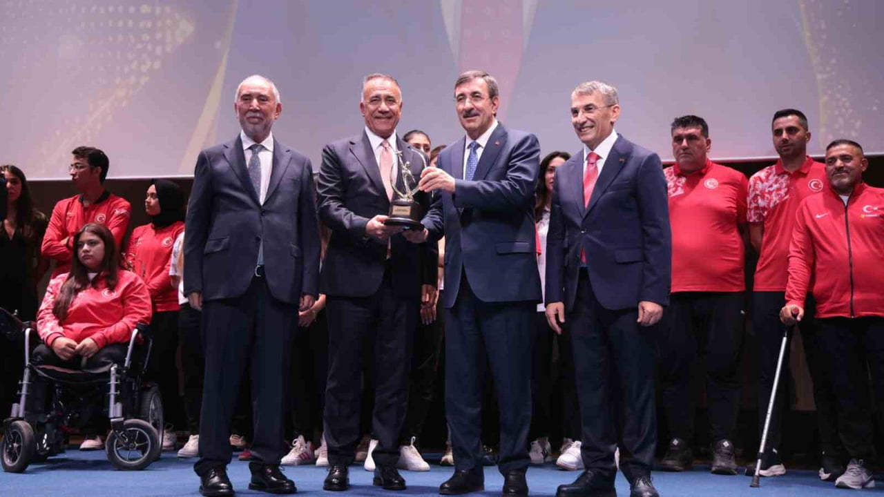 BAŞKAN DURSUN, ÖDÜLÜNÜ CUMHURBAŞKANI YARDIMCISI CEVDET YILMAZ'IN ELİNDEN ALDI
