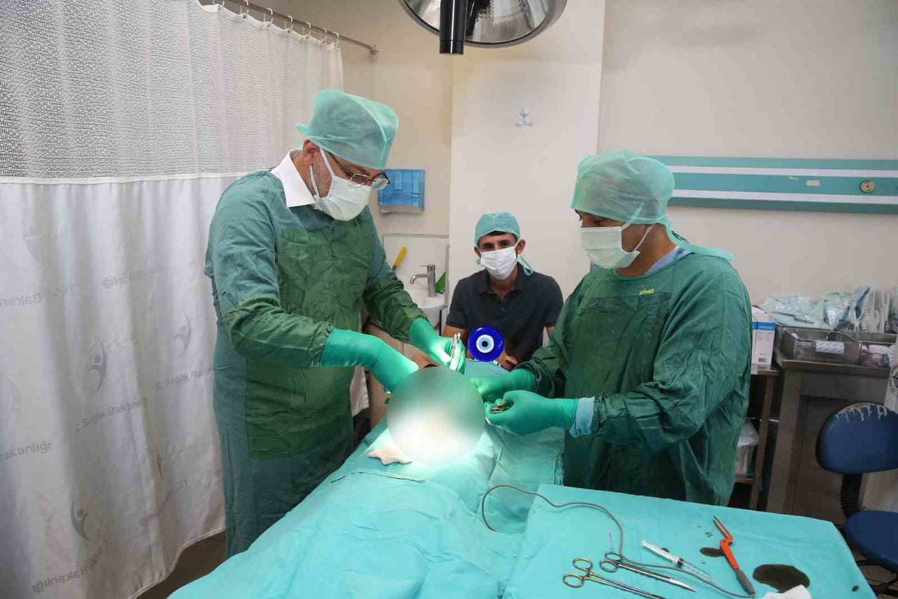 BAŞKAN KUMBUL, DOKTOR KİMLİĞİYLE SÜNNET OPERASYONLARINI BAŞARIYLA GERÇEKLEŞTİRDİ