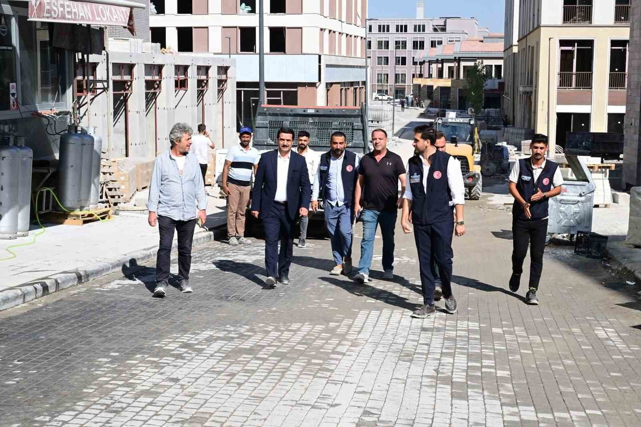 BAŞKAN TAŞKIN’DAN ŞEMSİYE SOKAK MÜJDESİ