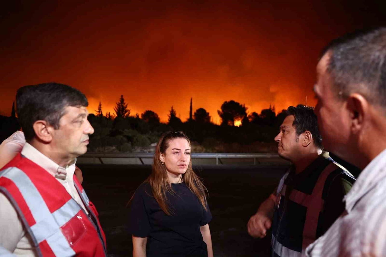 BAŞKAN VEKİLİ ÖZDEMİR:" ŞEHRİN TÜM SORUMLULARIYLA KOORDİNELİ ŞEKİLDE YANGINLA MÜCADELE EDİYORUZ"...