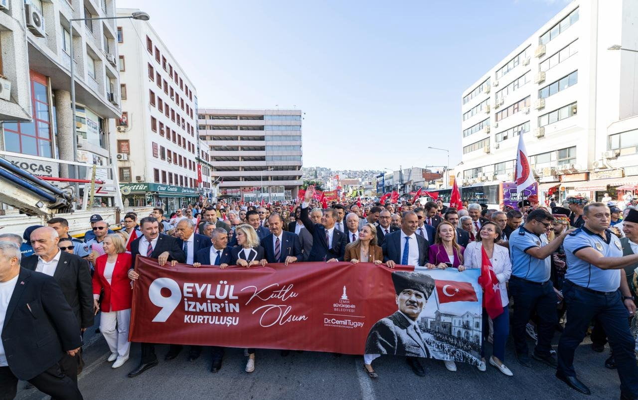 BASMANE KARAKOLU ÖNÜNDEN CUMHURİYET MEYDANI’NA KADAR SÜREN YÜRÜYÜŞE İZMİR BÜYÜKŞEHİR BELEDİYE...