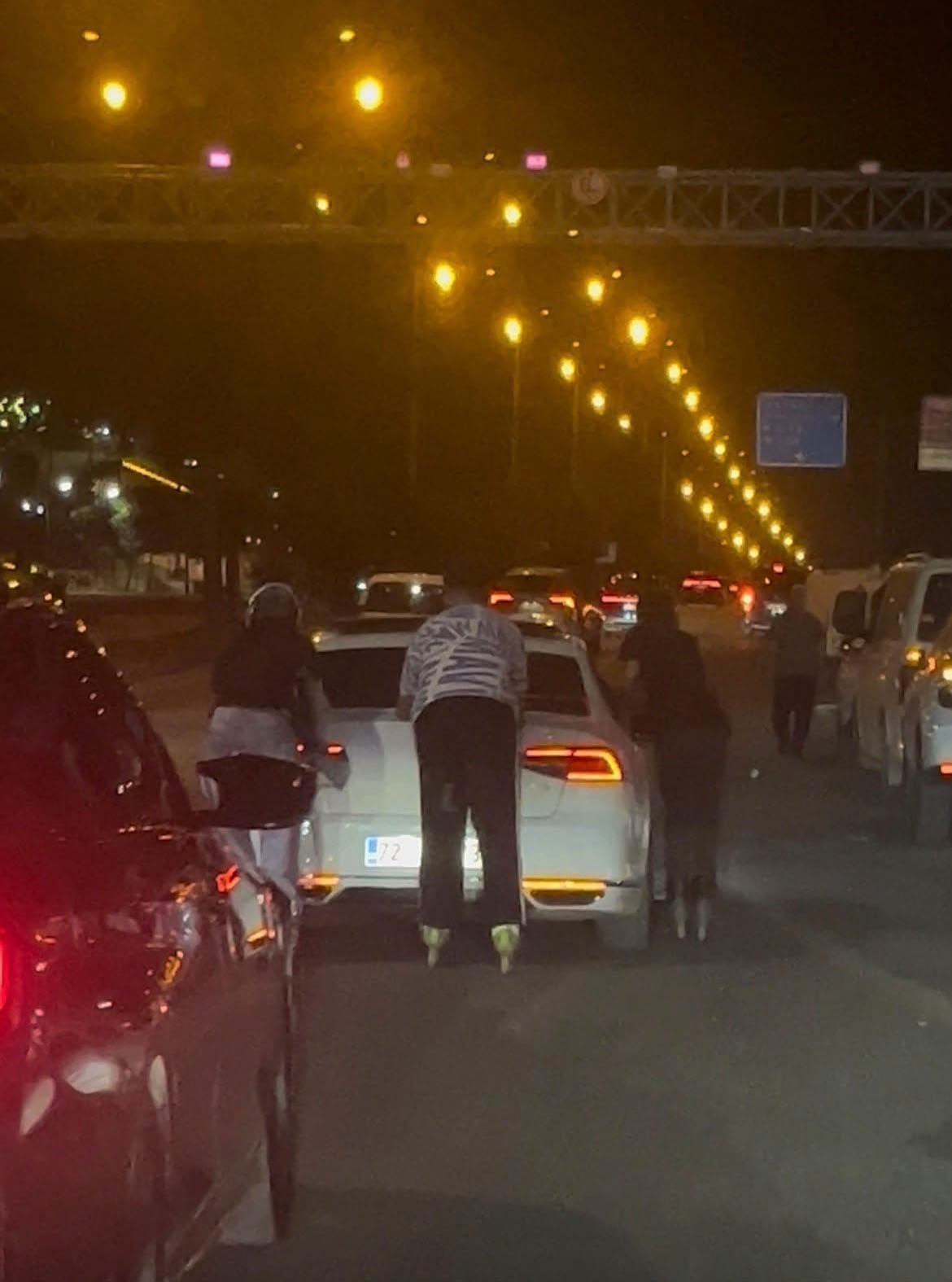 BATMAN'DA 1'İ KADIN 3 KİŞİNİN AKAN TRAFİĞE ALDIRIŞ ETMEDEN OTOMOBİLE TUTUNARAK YAPTIĞI TEHLİKELİ...