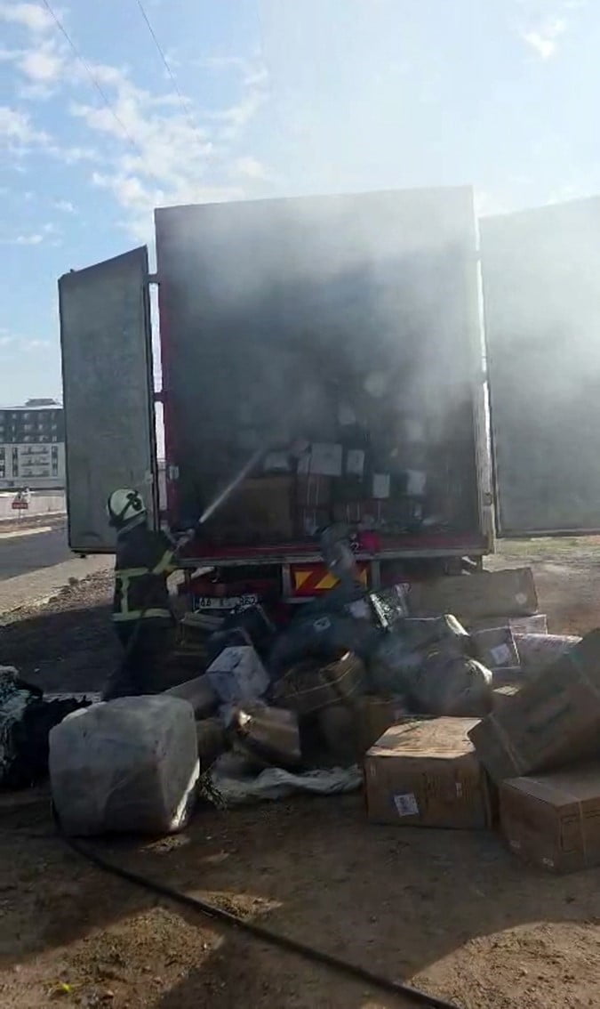 BATMAN'DA BİR KARGO FİRMASINA AİT KAMYONUN KASASINDA YANGIN ÇIKTI, BAZI KARGO PAKETLERİNDE HASAR...