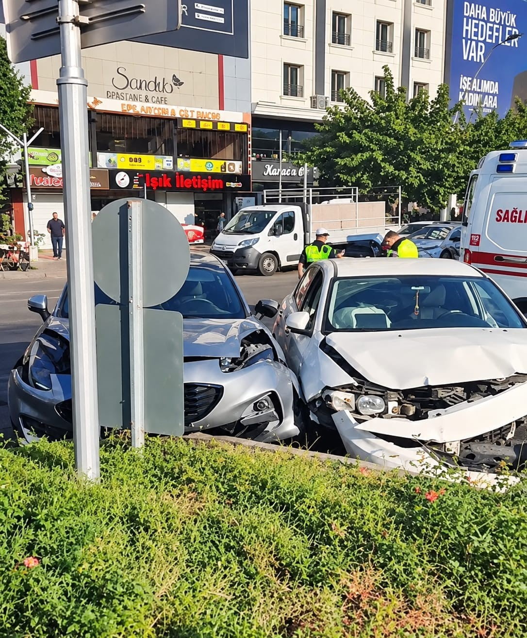 BATMAN'DA İKİ ARACIN ÇARPIŞMASI SONUCU MEYDANA GELEN TRAFİK KAZASINDA 1 KİŞİ YARALANDI