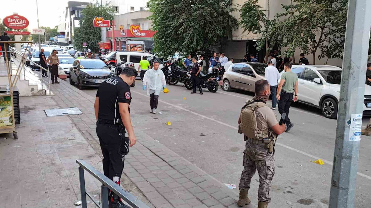 BATMAN'DA İKİ GRUP ARASINDA ÇIKAN SİLAHLI KAVGADA 1 KİŞİ İLE YOLDAN GEÇEN 2 VATANDAŞ...