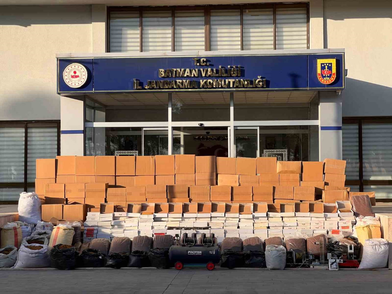 BATMAN'DA JANDARMA EKİPLERİNCE DÜZENLENEN KAÇAKÇILIK OPERASYONUNDA 2 KİŞİ GÖZALTINA ALINDI.