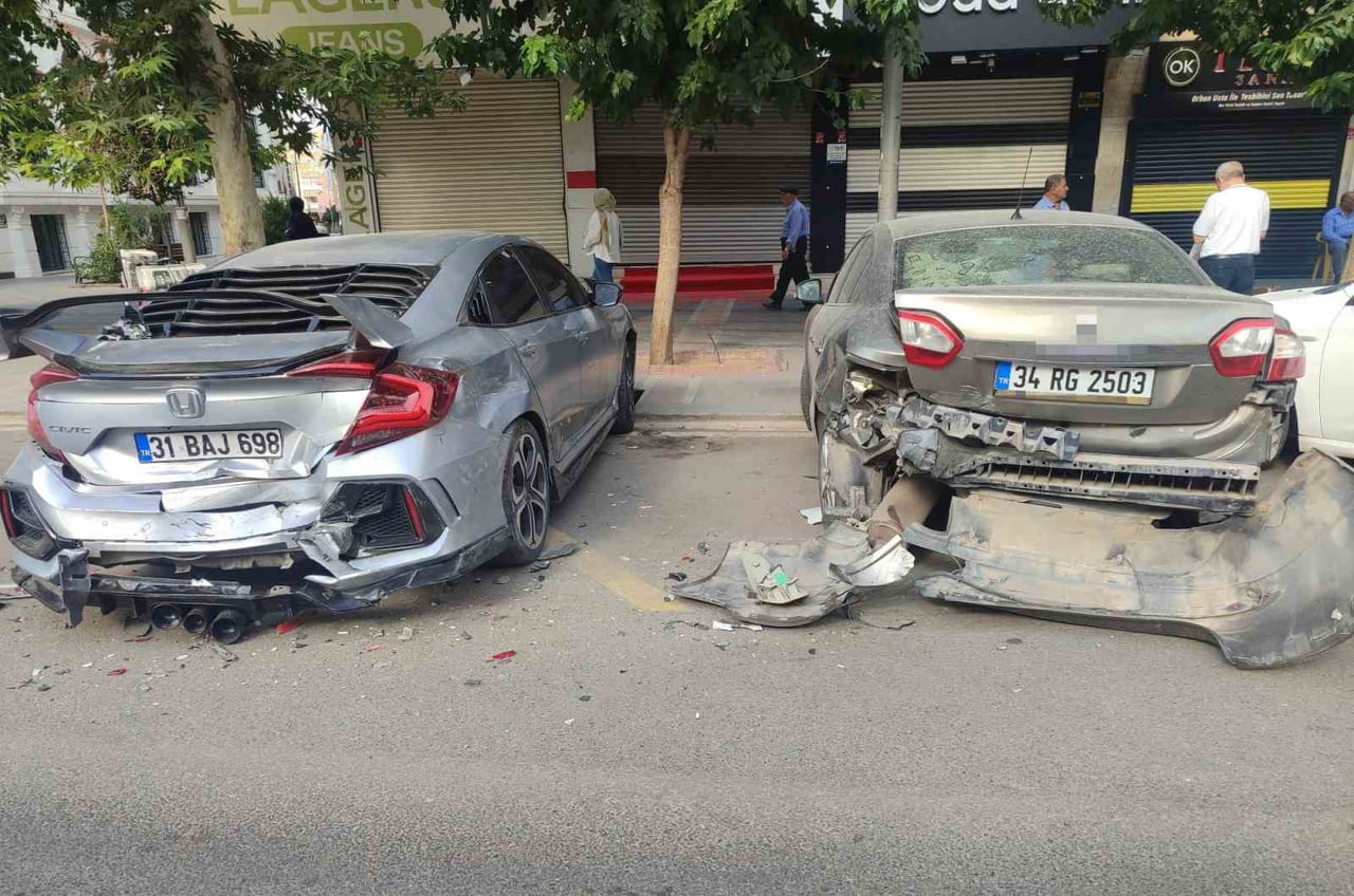 BATMAN'DA KONTROLDEN ÇIKAN OTOMOBİL, PARK HALİNDEKİ 2 ARACA ÇARPTI