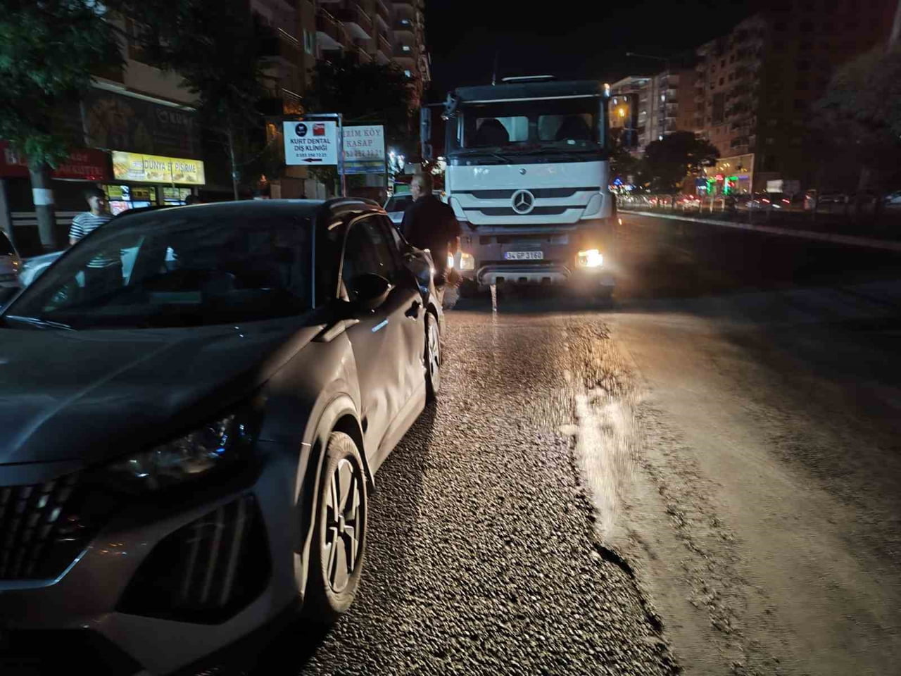 BATMAN’DA BETON MİKSERİ İLE OTOMOBİLİN ÇARPIŞTIĞI TRAFİK KAZASINDA YARALANAN OLMAZKEN, ARAÇLARDA...
