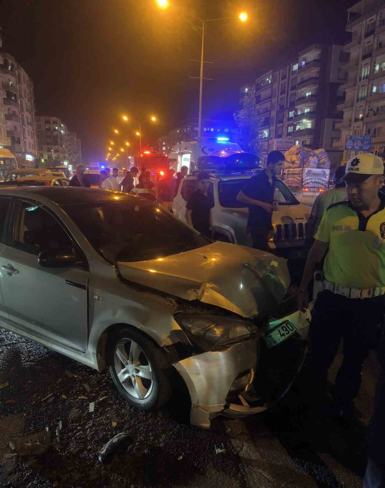 BATMAN’DA İKİ ARACIN ÇARPIŞMASI SONUCU MEYDANA GELEN TRAFİK KAZASINDA 4 KİŞİ YARALANDI.
