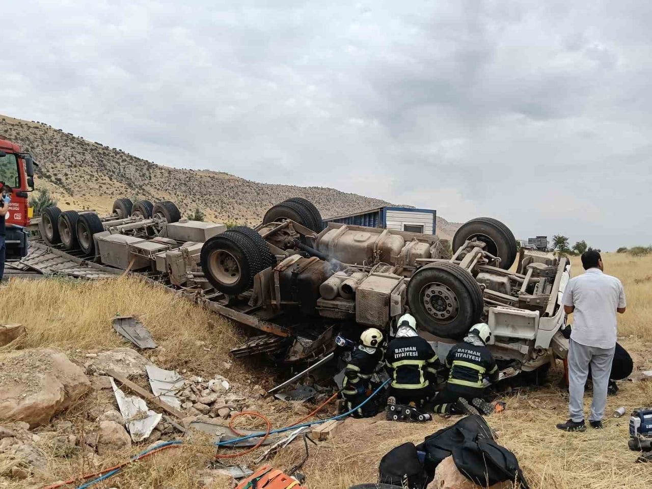 BATMAN-HASANKEYF KARAYOLUNDA DİREKSİYON HAKİMİYETİNİ KAYBEDEN TIR'IN TARLAYA SAVRULMASI SONUCU...