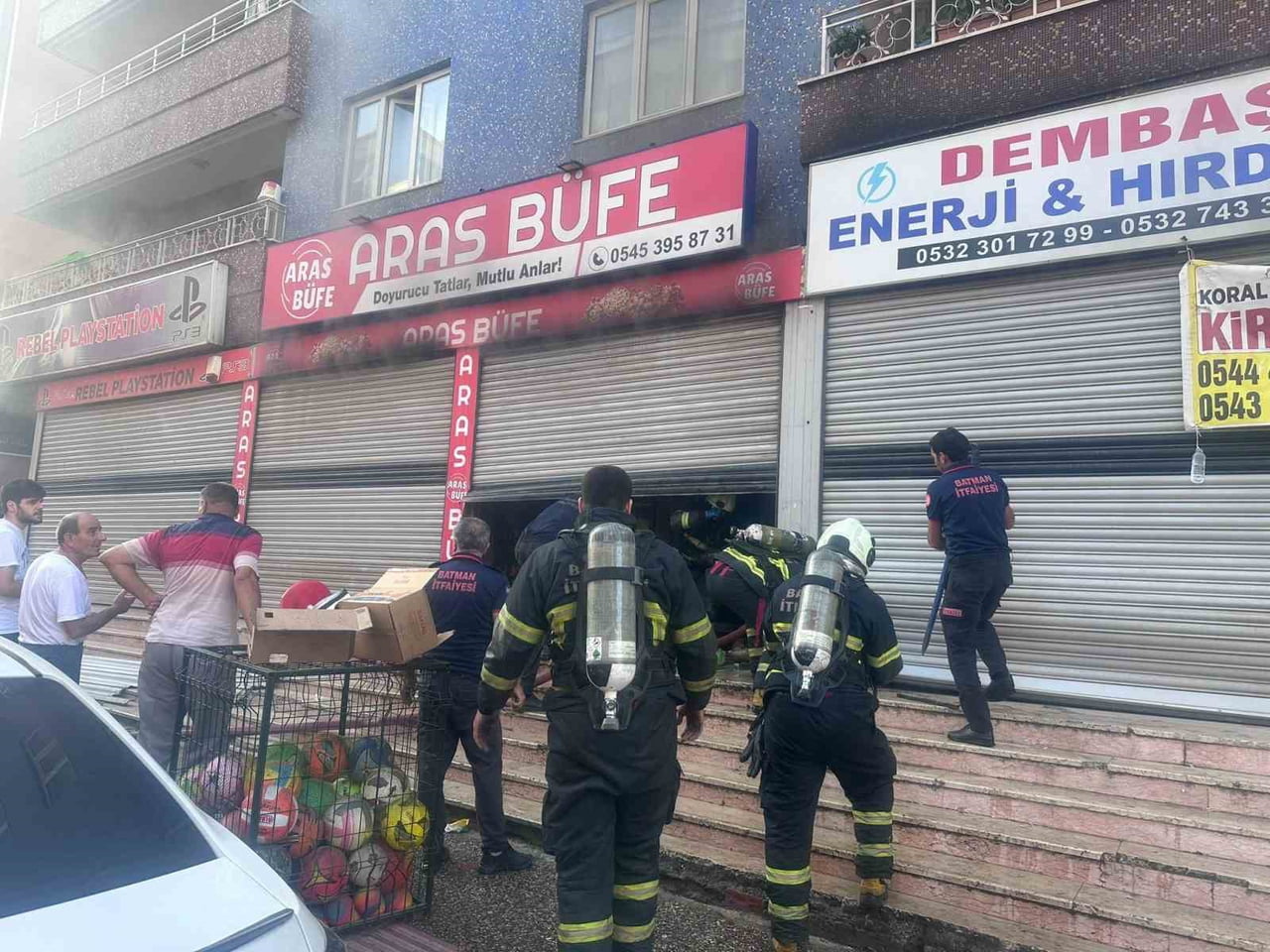 BATMAN’IN BAHÇELİEVLER MAHALLESİ’NDE BİR BÜFEDE ELEKTRİK AKSAMINDAN ÇIKTIĞI DEĞERLENDİRİLEN...