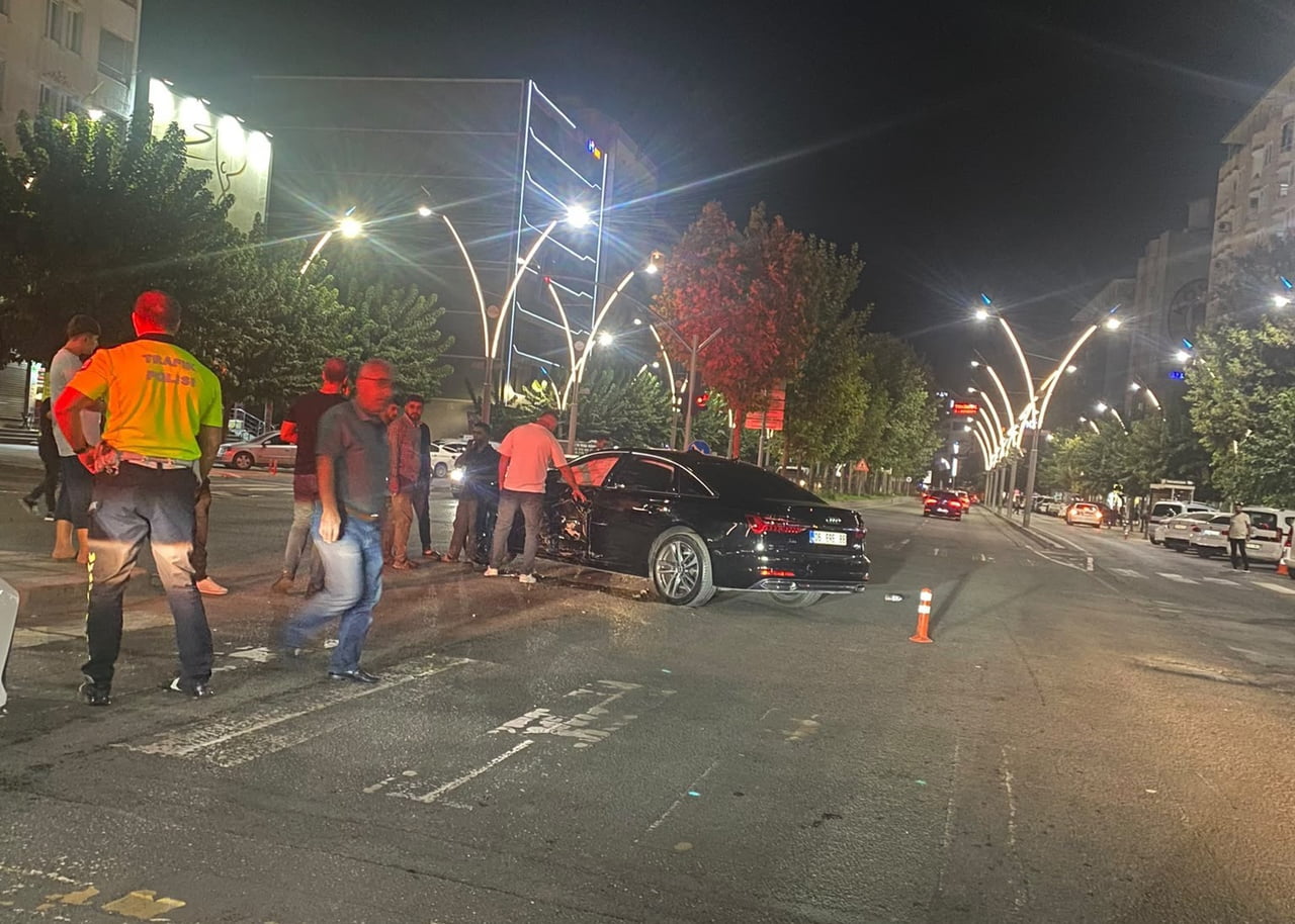 BATMAN KENT MERKEZİNDE İKİ OTOMOBİLİN ÇARPIŞMASI SONUCU MEYDANA GELEN TRAFİK KAZASINDA 2 KİŞİ...