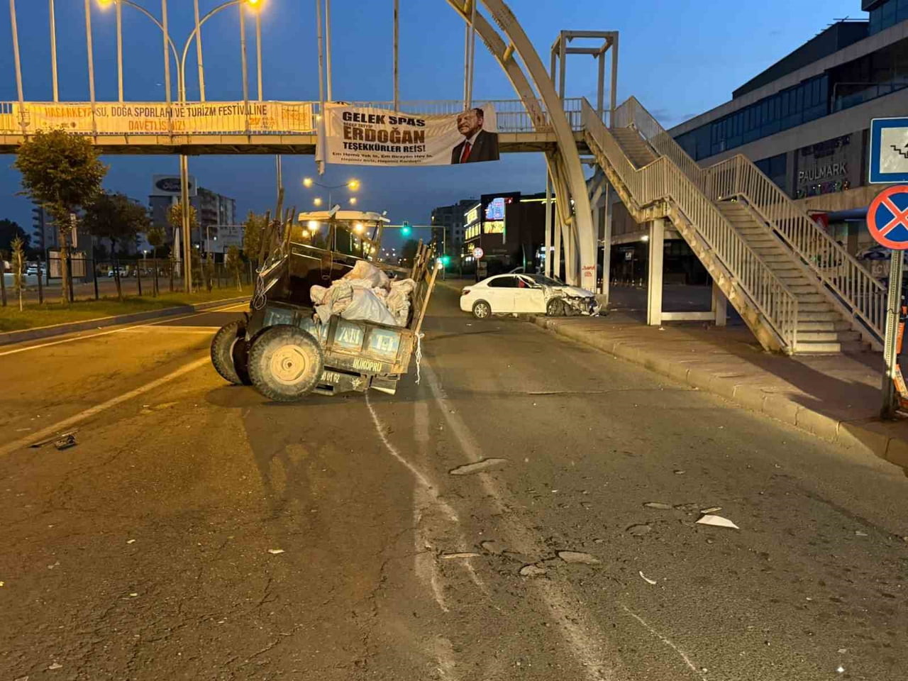 BATMAN KENT MERKEZİNDE RÖMORKLU TRAKTÖR İLE OTOMOBİL ÇARPIŞTI. KAZADA 2 VATANDAŞ HAFİF ŞEKİLDE...