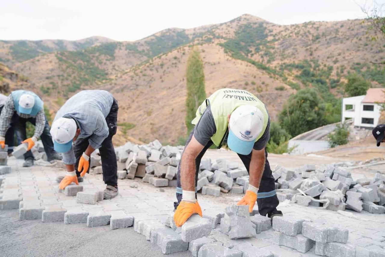 BATTALGAZİ BELEDİYESİNDEN KAMIŞTAŞ’A YOL DÜZENLEMESİ