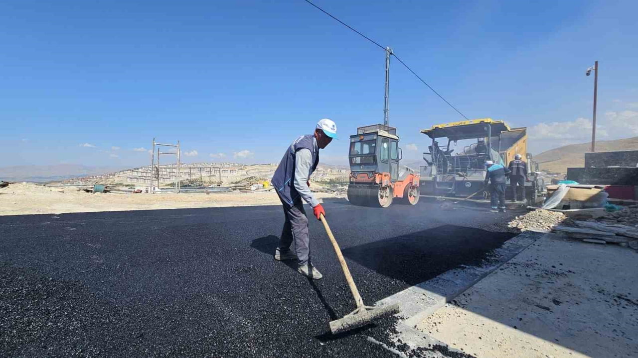 BATTALGAZİ’DE KIRSAL VE MERKEZ MAHALLELERDE ASFALT ÇALIŞMALARI SÜRÜYOR