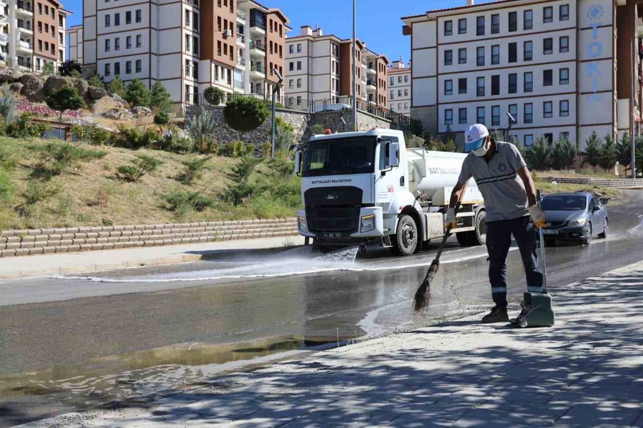 BATTALGAZİ’DE TEMİZLİK ÇALIŞMALARI FARKLI NOKTALARDA SÜRÜYOR