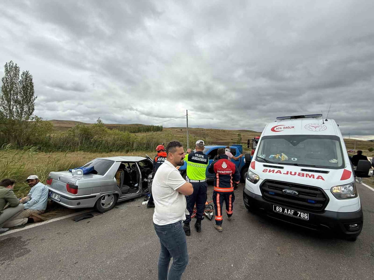 BAYBURT'TA OTOMOBİLLE PİKABIN ÇARPIŞTIĞI KAZADA 1 KİŞİ ÖLDÜ, 4 KİŞİ YARALANDI