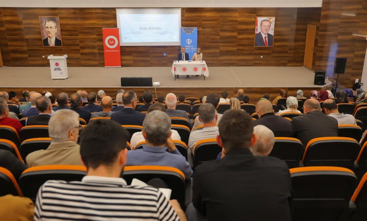 BAYBURT’TA AİLE AHLAKININ TEMEL DEĞERLERİ  KONFERANSTA ANLATILDI