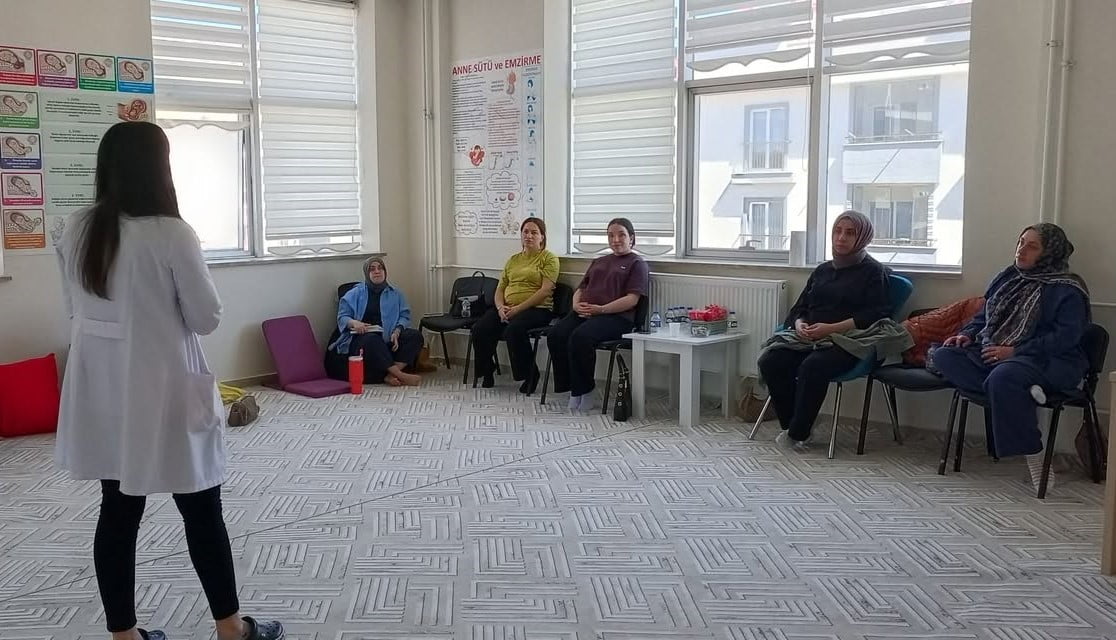 BAYBURT’TA ANNE ADAYLARINA ‘GEBE OKULU’ EĞİTİMİ VERİLDİ