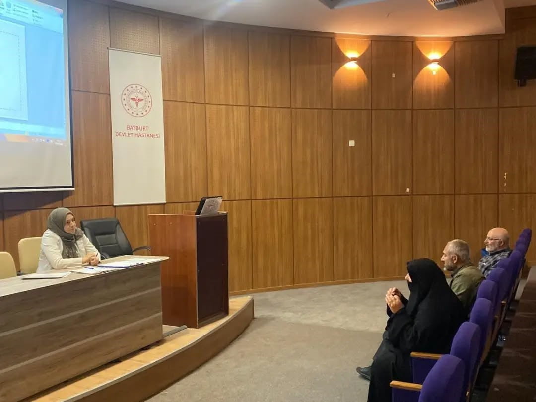 BAYBURT’TA HASTALAR VE YAKINLARI DİYABET OKULUNDA EĞİTİM ALDI