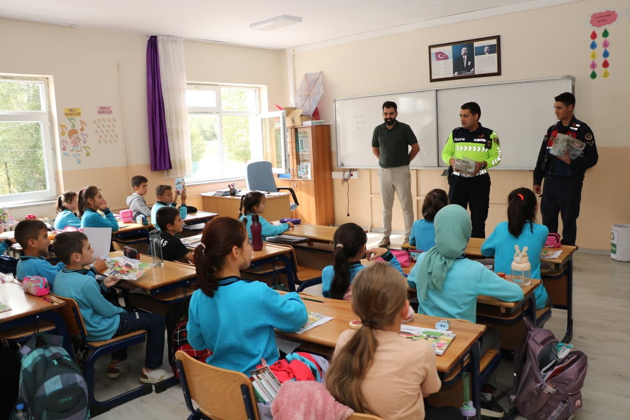 BAYBURT’TA İLKOKUL ÖĞRENCİLERİNE TRAFİK GÜVENLİĞİ EĞİTİMİ VERİLDİ